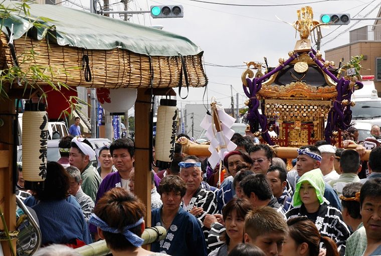 篠崎街道を次ぎの休息所に向けて賑やかに渡御。'14.07.20.