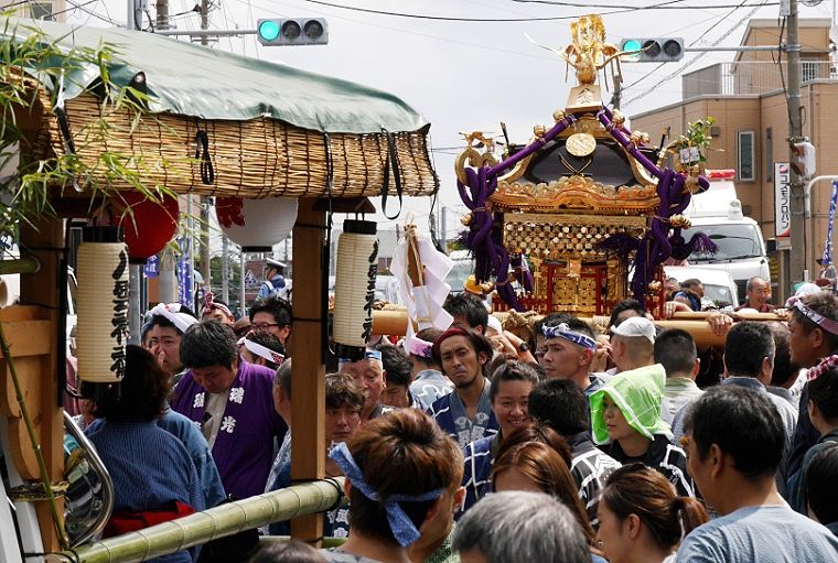 炎天下の篠崎街道をお囃子に鼓舞され。'14.07.20.