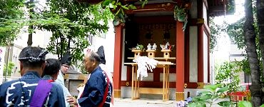 境内社津嶋神社にて神事。'14.07.13.