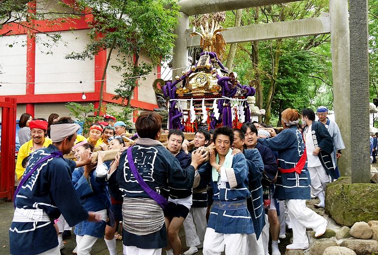 兼務社の田無神社での神事を執り行い北参道から渡御再開。'14.07.13.