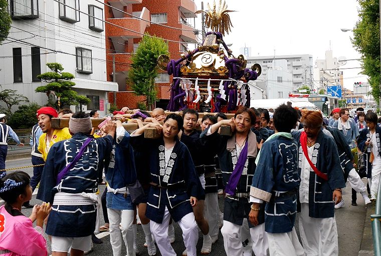 北参道前の青梅街道沿い渡御。'14.07.13.