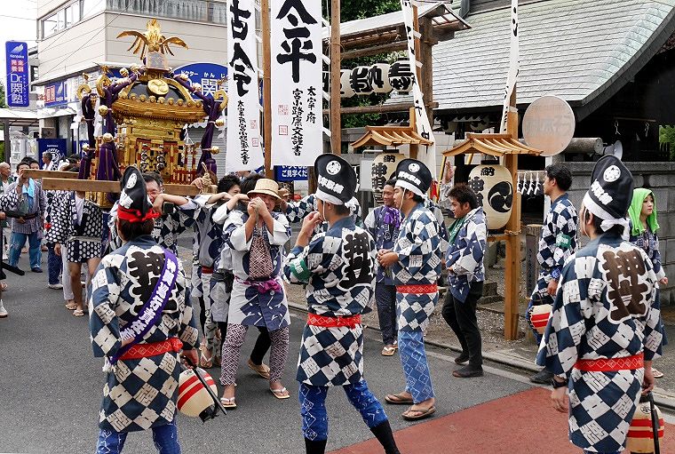 路地中を渡御のため二天棒。'14.07.20.