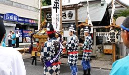 路上での宮出し神事。'14.07.20.