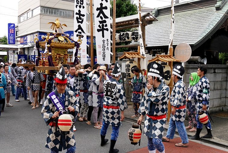伝統と伝承の独特の祭り衣装で渡御。'14.07.20.