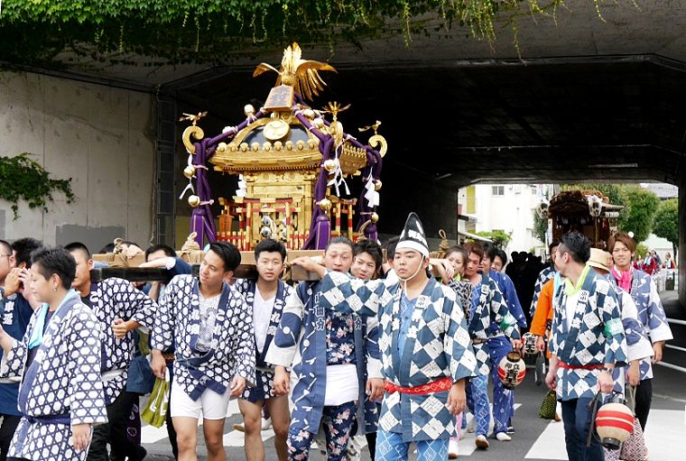 四天棒に組み替えて渡御。'14.07.20.