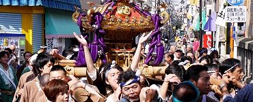 鳥居前からの渡御。'14.08.24.