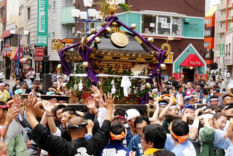 三つ葉葵紋の4尺の大神輿。'14.07.20.