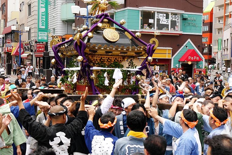 保健所前五差路で神輿揉み。'14.07.20.