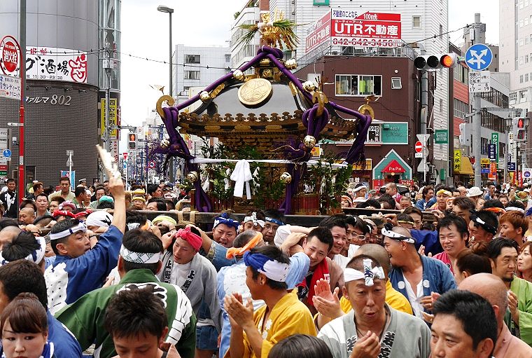 粋ですね!宮神輿を扇子で指揮。'14.07.20.