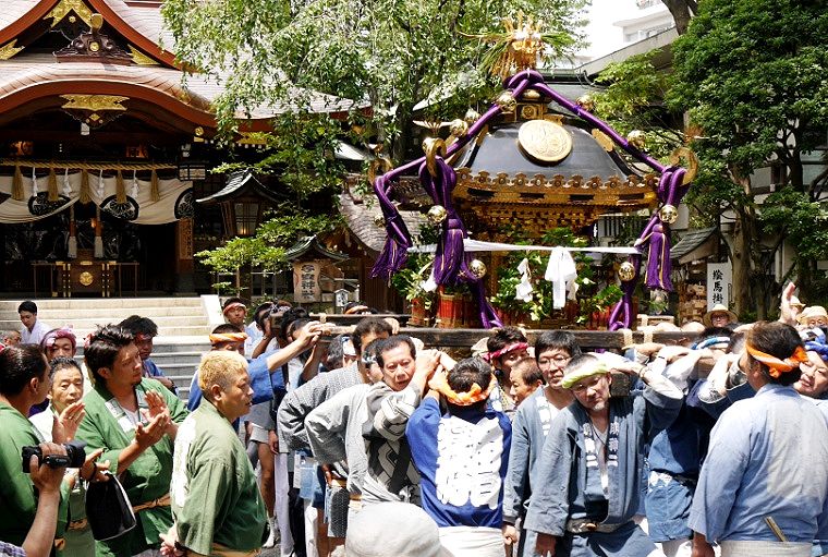境内で神輿揉みして鳥居へ。'14.07.20.