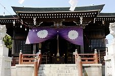 高台に建つ本殿。'14.08.03.