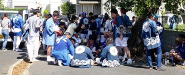 日陰求めて樹木の下へ。'14.08.03.