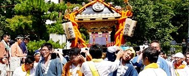 神社前通りへと宮出し。'14.08.03.