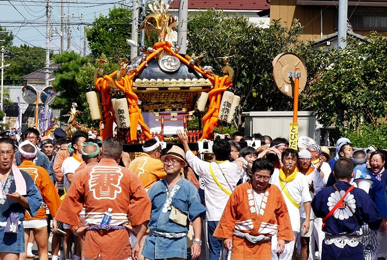 路地中をを笛と手拍子に鼓舞され。'14.08.03.