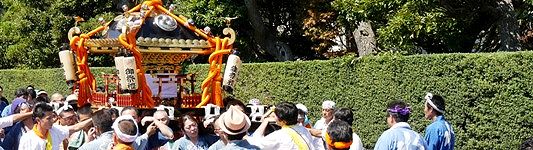 農村集落の特徴の樹木の垣根。'14.08.03.