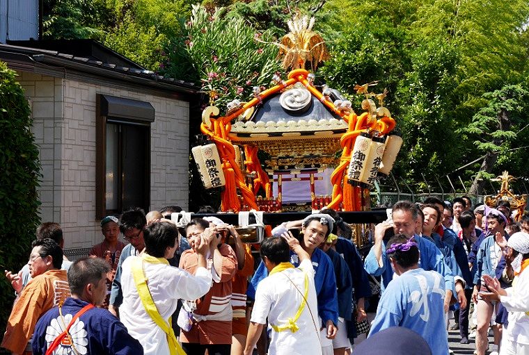 神社下から子供神輿と連合渡御。'14.08.03.