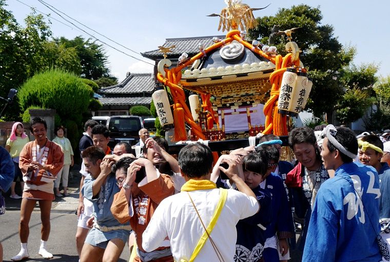 真夏の神輿を氏子家族一同が出迎える。'14.08.03.
