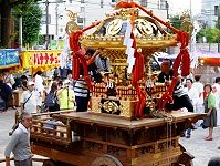 台車に載せ神輿庫へ。'14.08.02.