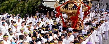 宮出しの神輿揉み。'14.08.02.
