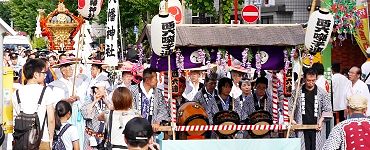 お囃子屋台が先頭。'14.08.02.
