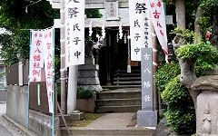に小さな社殿。'14.08.31.