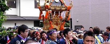 神社前通り。'14.08.31.