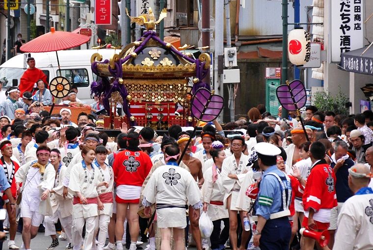 言問通り谷中1丁目あだちや酒屋前。'14.08.24.