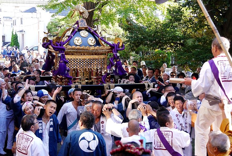 拝殿前の神輿揉み。'14.09.14.