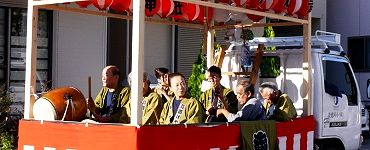 宮神輿をお囃子山車が先導。'14.09.14.