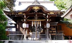 樹木に覆われた社殿。'14.09.13.