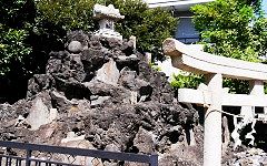 鳥居脇の富士塚。'14.09.14.