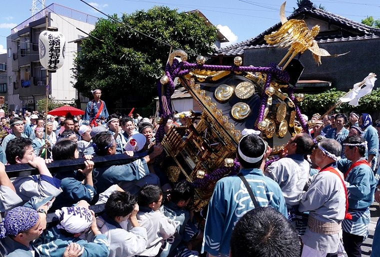 お神酒所前での神輿揉み。'14.09.14.
