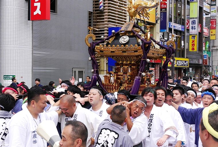 荻窪駅南口を渡御する宮神輿。'14.09.07.