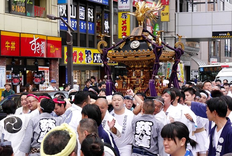 荻窪駅西口の連絡橋下の宮神輿。'14.09.07.