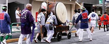 祭礼行列を先導する大太鼓。'14.09.07.