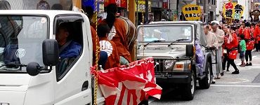 ジープが宮司を載せる。'14.09.07.