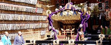 担ぎ出された宮神輿。'14.09.13.