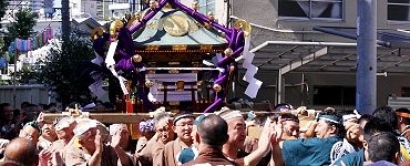 細い路地中を渡御。'14.09.14.