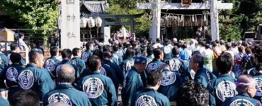宮出しの担ぎ手が参集。'14.09.14.