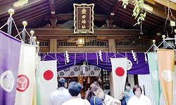 参拝者連なる拝殿前。'14.09.23.