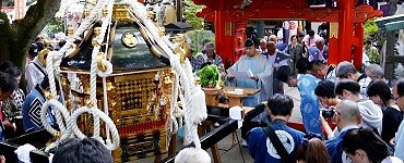朱塗りの門で発輿式。'14.09.23.