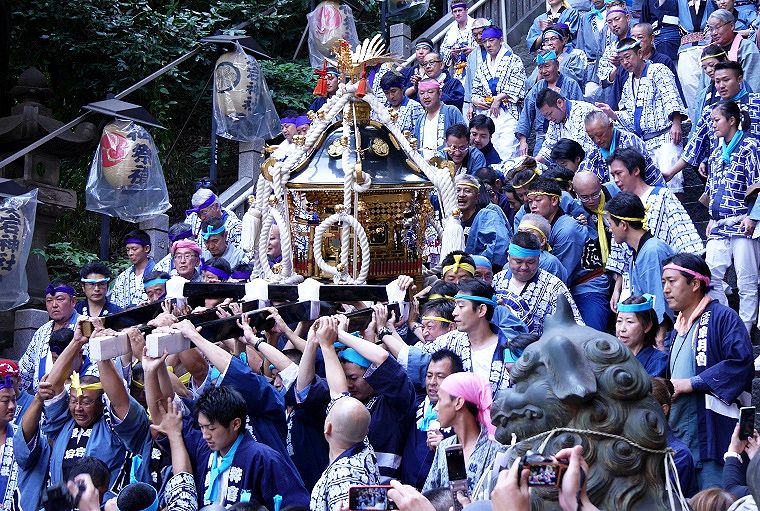 参道急勾配86段の石段から宮出し。'14.09.23.