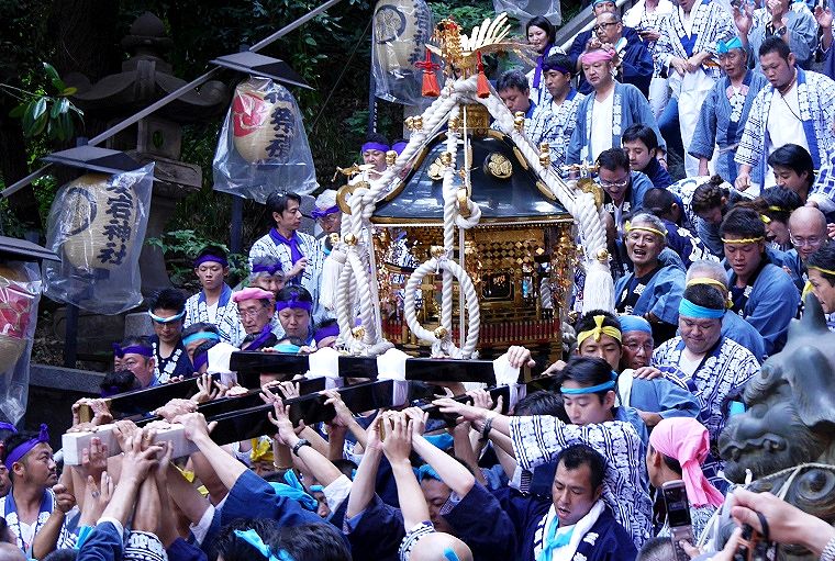 大鳥居に近づく。'14.09.23.