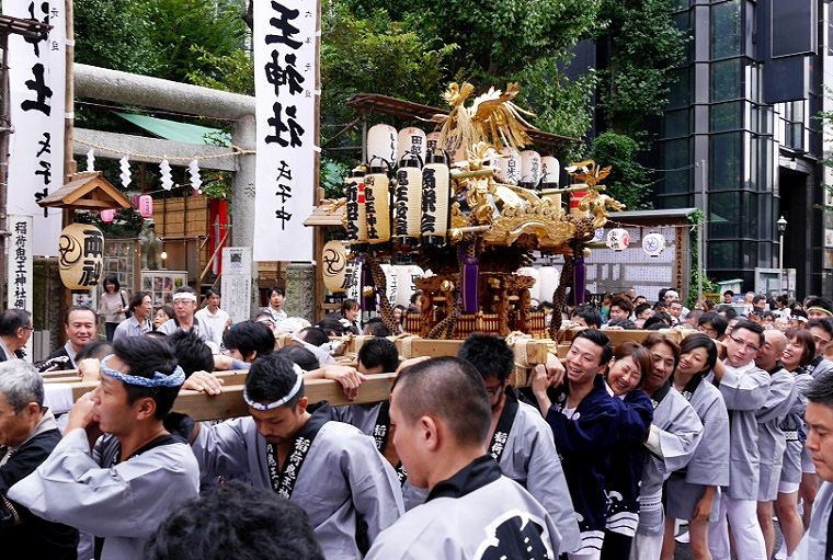 神社鳥居前路上からの宮出し。'14.09.15.
