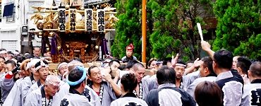 路地中の稲荷鬼王神社神輿。'14.09.15.