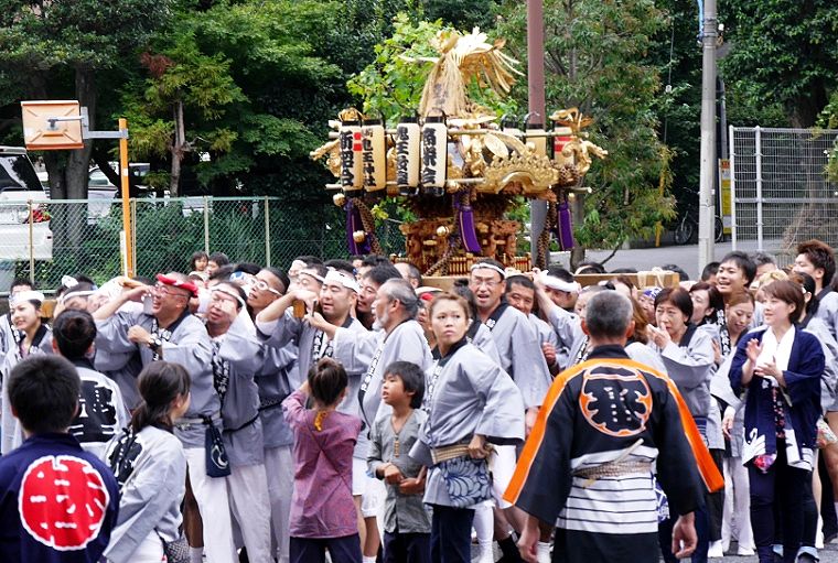 東新宿靖国通りで折り返す稲荷鬼王神社。'14.09.15.