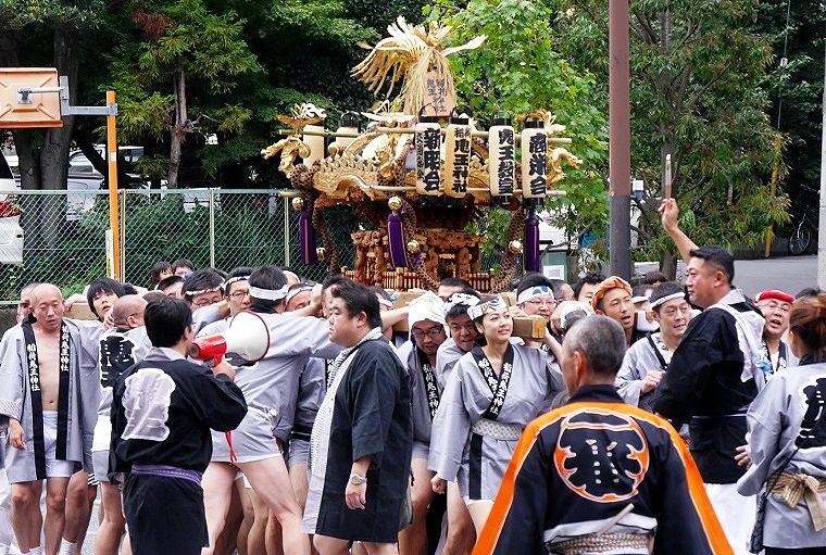 東新宿交差点から靖国通りへ。'14.09.15.
