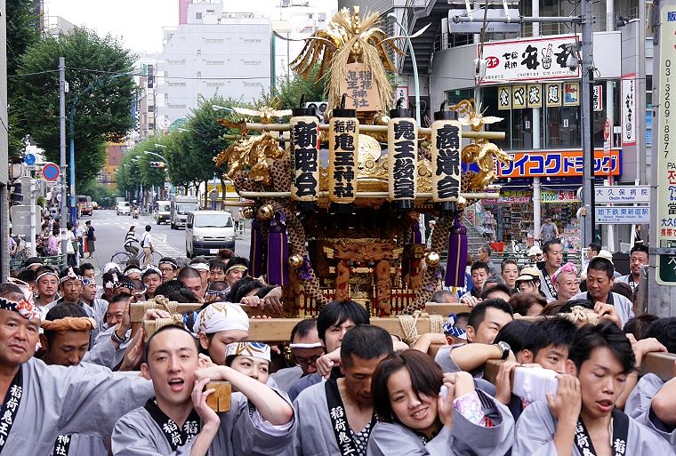 大久保の細い路地中へ。'14.09.15.