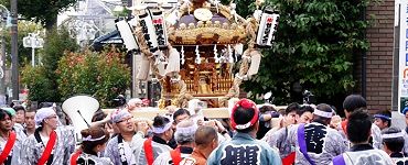 狭い路地中を渡御。'14.10.04.