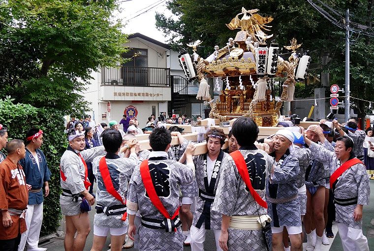 参道鳥居下からの宮出しで神社前へ。'14.10.04.